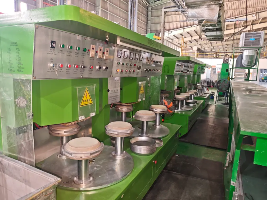 Ас пісіретін ыдыстың негізін пісіру машинасы шетелде орнатылды.